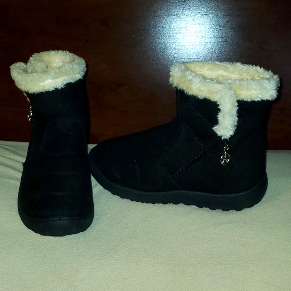 Forever Brand Black Zip Ankle Boot with Cream Faux Fur Size 7
